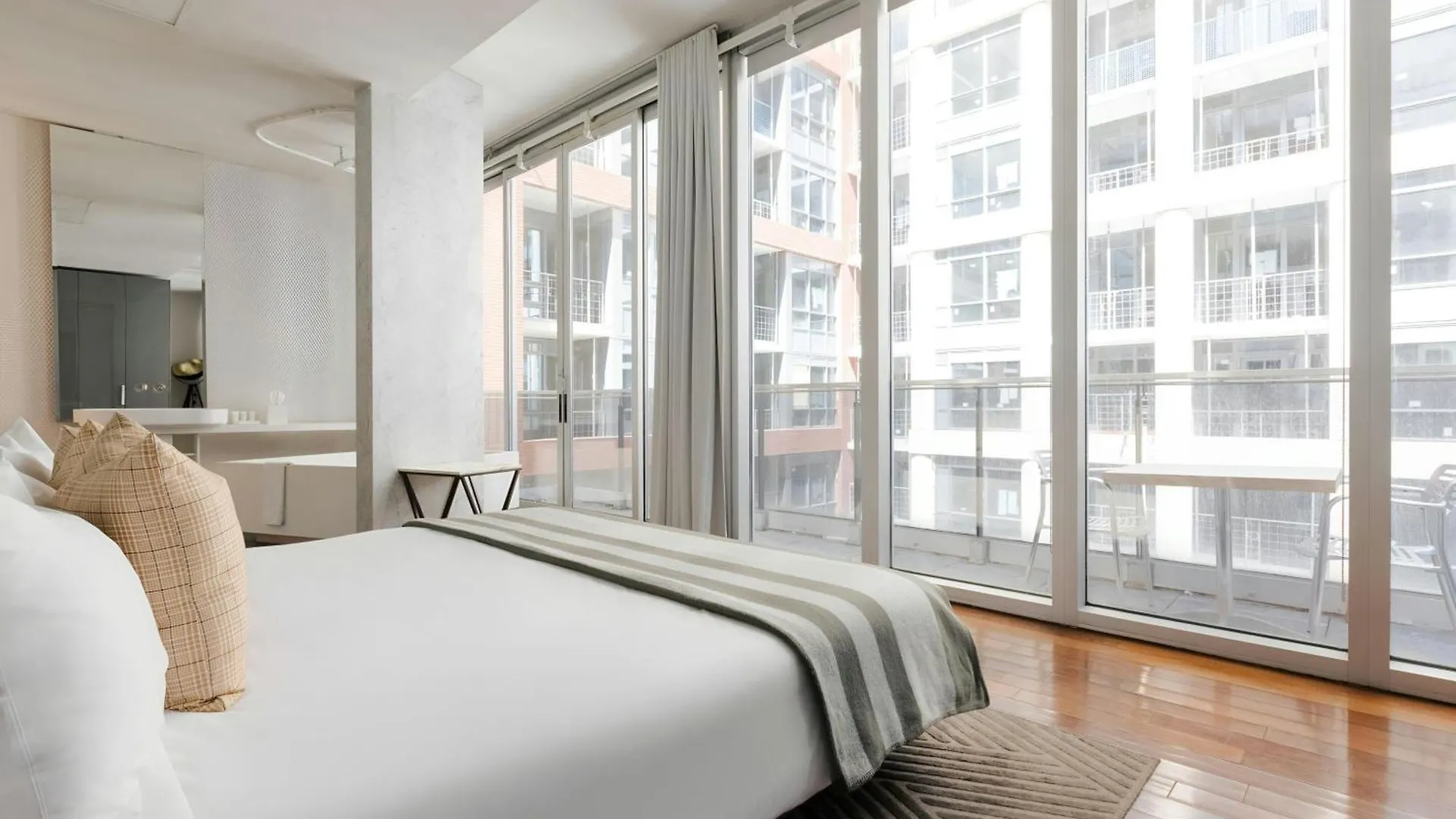The Slate Hotel Downtown, Sonder By Marriott Bonvoy Toronto 4*,